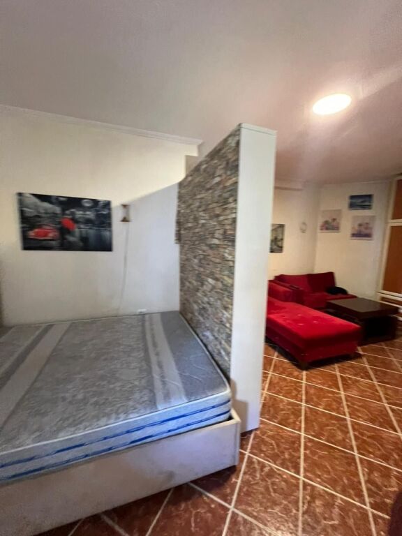 Garsoniere me qera tek Rruga e Elbasanit perball Luarasit