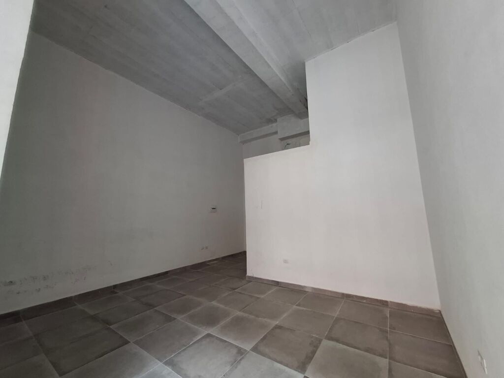 Jepet me qera ambient komercial në Rrugën e Durrësit!