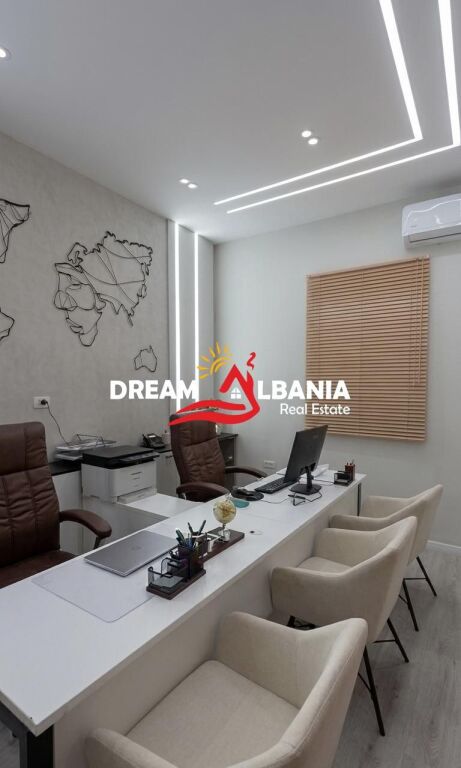 Jepet Me Qera Ambient Biznesi Buze Rruge  tek Komuna e Parisit(ID 42711169)