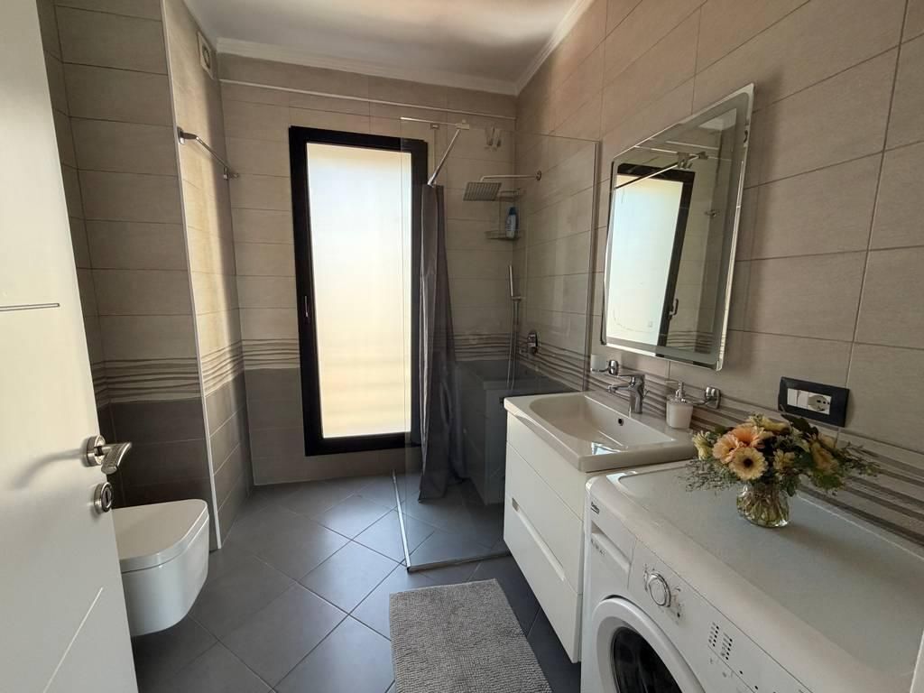Ofrojme apartament 1+1 per qira perballe Harry Fultz!