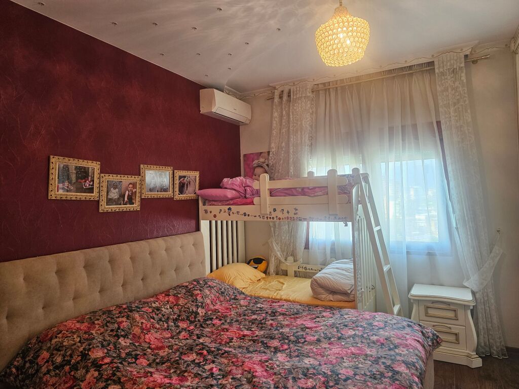 1+1 menqira te Komuna e Parisit