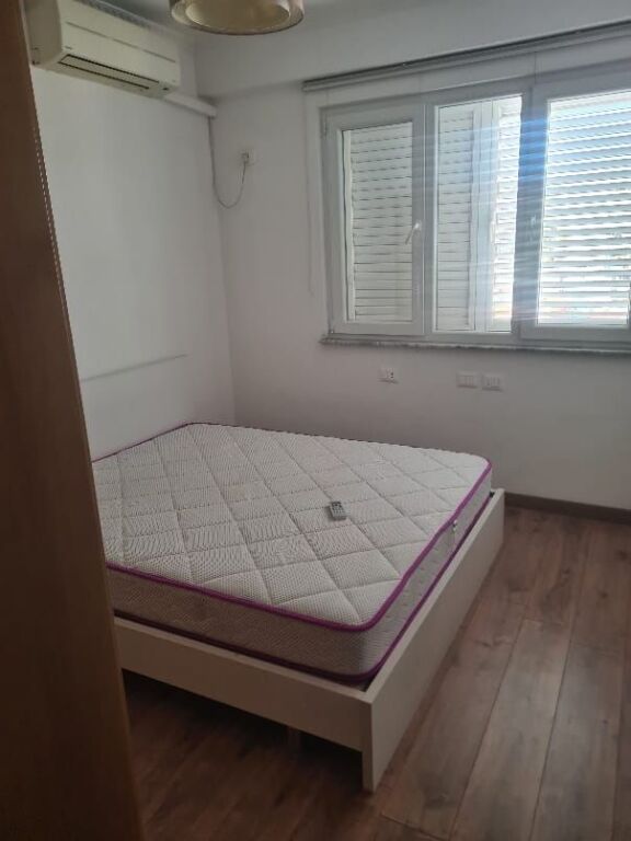 Jepet me qira 2+1+2 Rruga Stavri Themeli Pas Globe 600 mije leke
