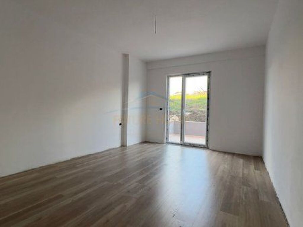 Shitet Apartament 2+1+2+Verandë, Paskuqan