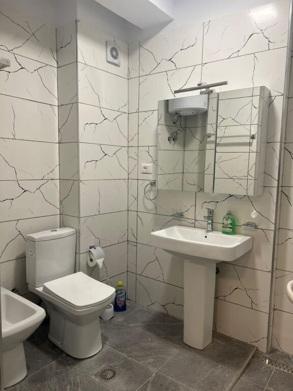 Apartament me qera perballe Spitalit Qsut, Rruga e Dibres