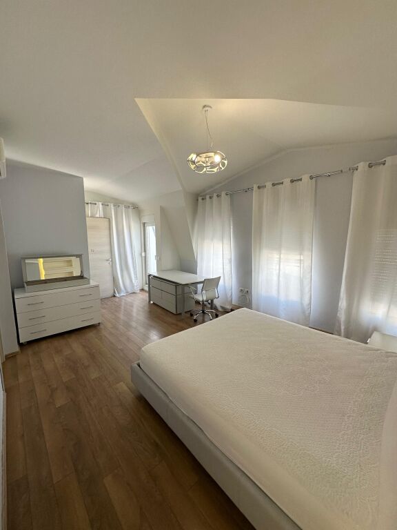 JEPET ME QIRA | VILË 4-KATËSHE TEK WHITE HOUSE, TEG