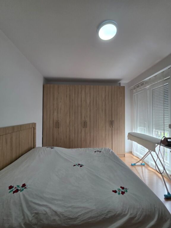 Jepet me qera apartament 2+1 te komplesi Ana ne Qytet Studenti!