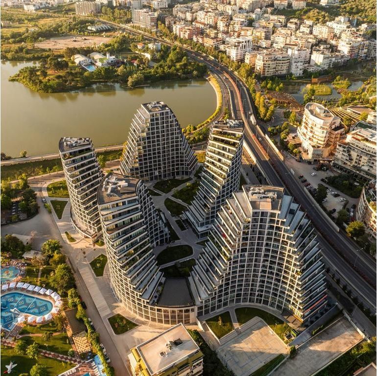 Jepet me qera ambient zyre në rezidencën “Lake View”