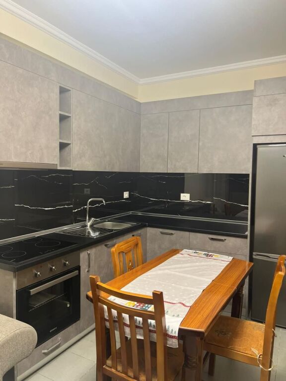 Apartament me qera perballe Spitalit Qsut, Rruga e Dibres