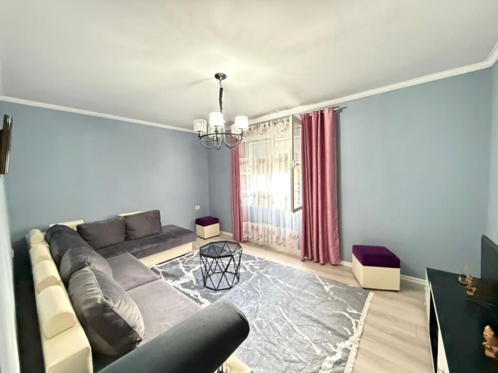 🏡 Jepet me Qira Apartament 2+1 i Mobiluar  📍 Tiranë, tek kryqëzimi në Oxhak 💶 Çmimi: 45000 LEKE