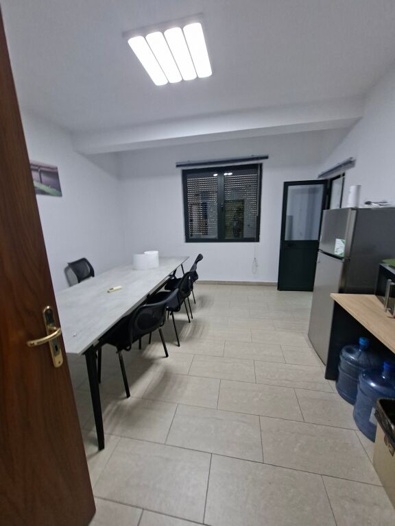 AMBIENT PER ZYRA PRANE MINISTRISE SE JASHTME TE BRRYLI. 235 M2. 1500 €