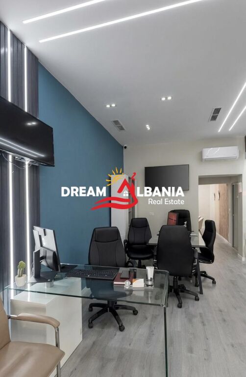 Jepet Me Qera Ambient Biznesi Buze Rruge  tek Komuna e Parisit(ID 42711169)