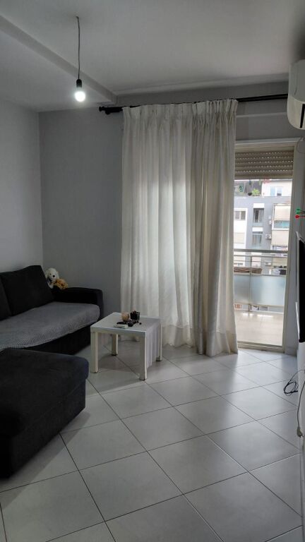 Jepet me qera apartament 1+1 i mobiluar tek Kompleksi Golden Park