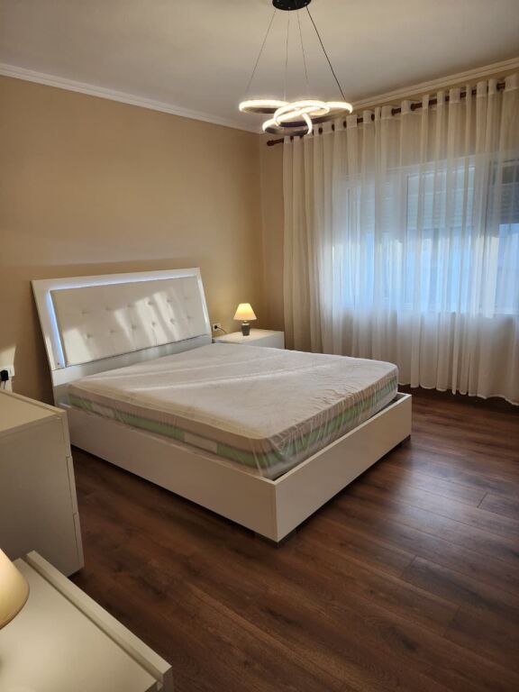 Me Qera: 2+1+ Bllkn dhe Kuzhine te Vecuar (📍Qender - Piazza, pas Muzeut ) K. 5 - I Investuar &amp; Mobiluar | 2 P. Parkimi | 1200€/Muaj 🔥