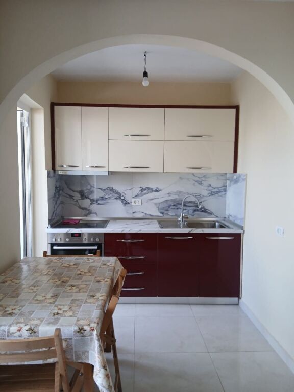 Apartament 1+1 me qira – Medrese !