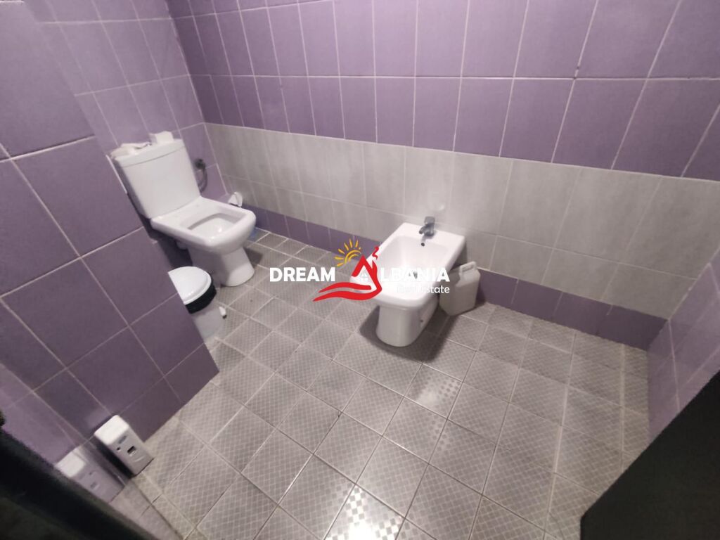 Jepet ambient biznesi me qera ne zonen e Bllokut prane Stadiumit Selman Stermasi (ID 42611544)