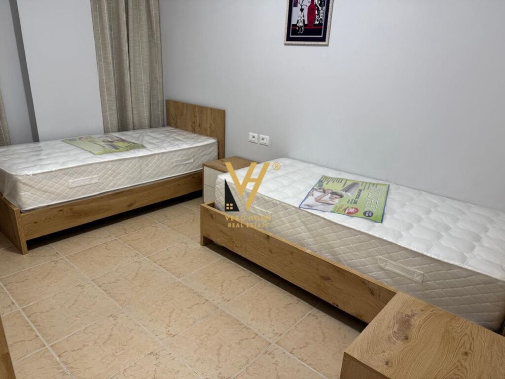 JEPET APARTAMENT 3+1+2 ME QERA TEK USLUGA, STACIONI I TRENIT 100.000 LEKE