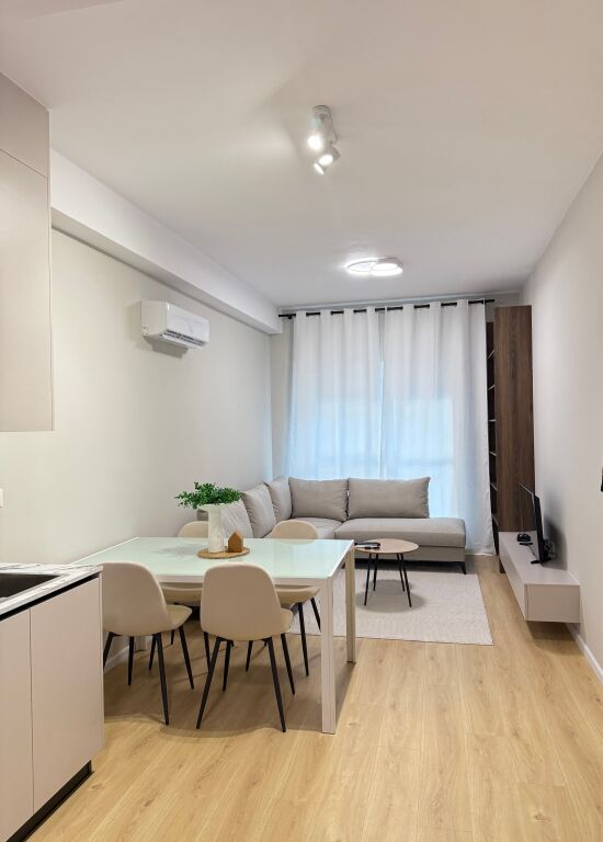Pa agjensi Jepet me qera apartament ne  zonen e Ali Demit,prane Mangalem-kompleksi Kadiu me siperfaqe 60m2 ,1+1