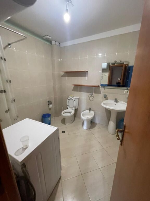 21-dhjetori, jepet me qera apartament 2+1+2 i mobiluar.