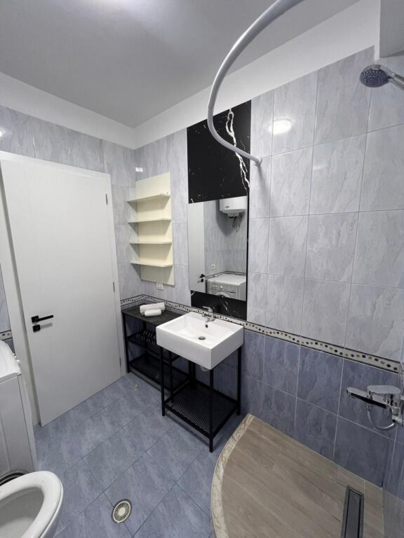 Jepet me qira apartament modern 1+1 + post parkimi te Liqeni i Thate