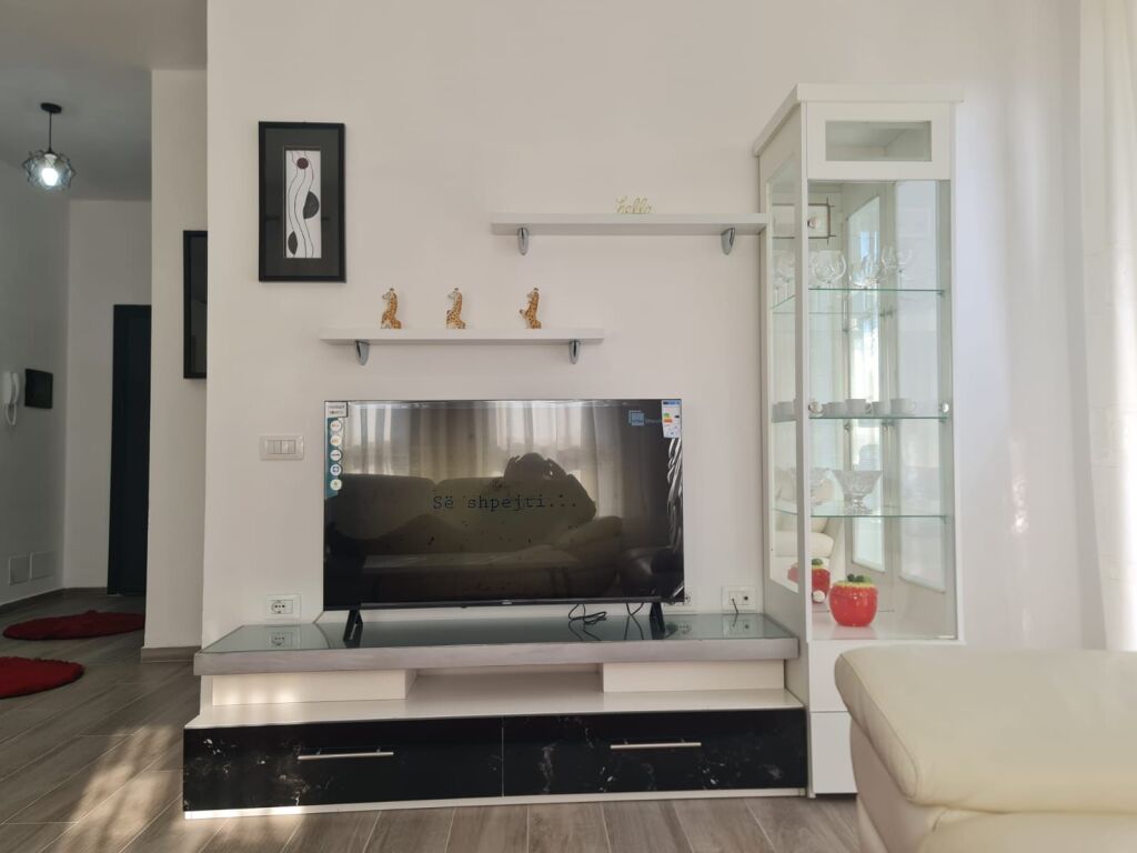 🏢Ne zonen e 5 Majit,Kompleksi Inerti jepet me qera apartament 1+1,i mobiluar 50,000Leke