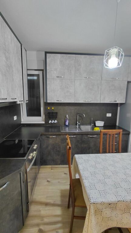 Jepet me qera apartament 1+1 me qera tek Kompleksi Kontakt