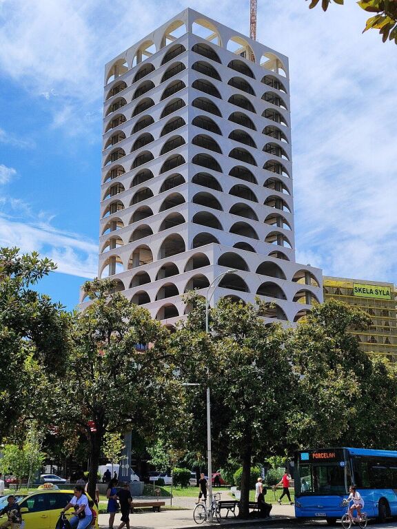 Shitet apartament 2+1+2 me dy poste parkimi tek Book Building