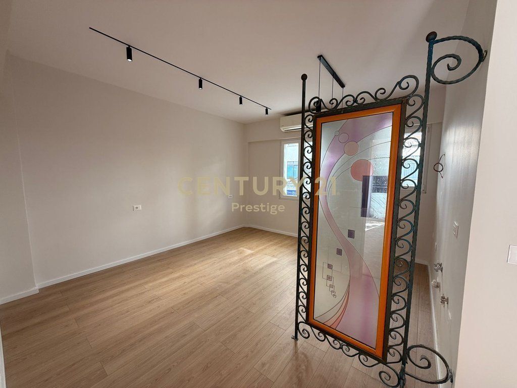 OFFICE SPACE FOR RENT, NEAR THE CENTER AT THE NEW MARKET ABOVE NEPTUN, TIRANA!