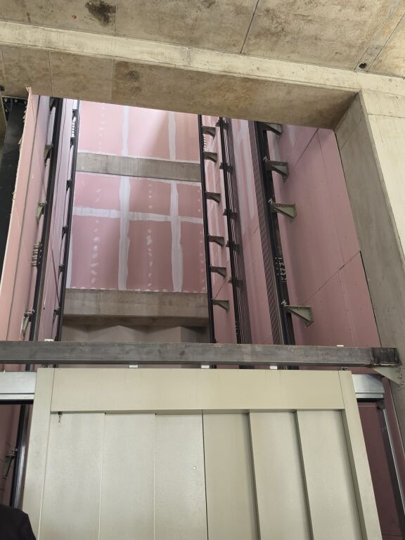si affitta edificio, negozi sull'autostrada Tirana-Durres