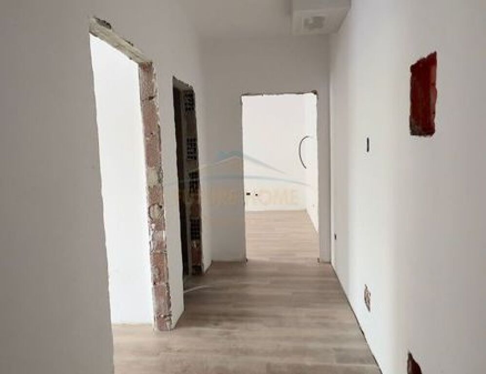 Shitet Apartament 2+1+2+Verandë, Paskuqan