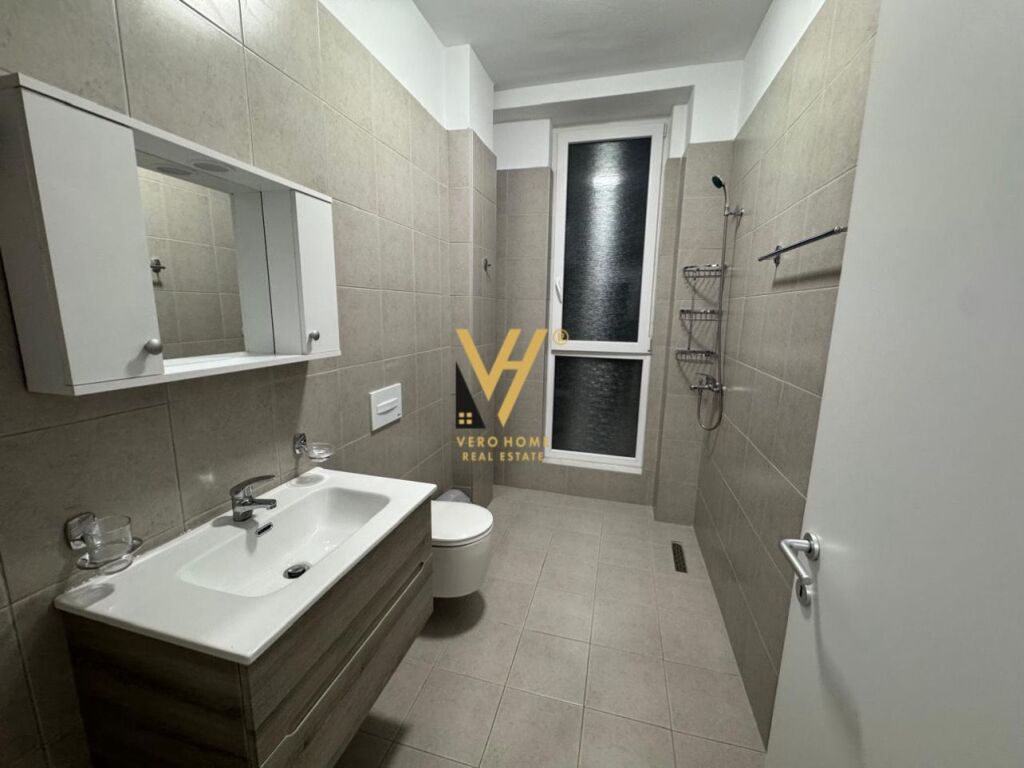 JEPET APARTAMENT 3+1+2 ME QERA TEK USLUGA, STACIONI I TRENIT 100.000 LEKE