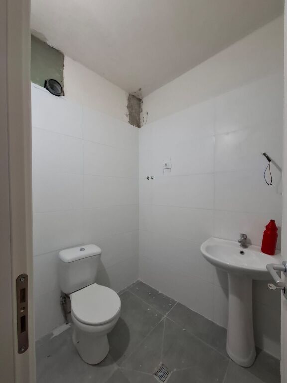 📍 Jepet me qera ambient komercial, në Rrugën e Durrësit!