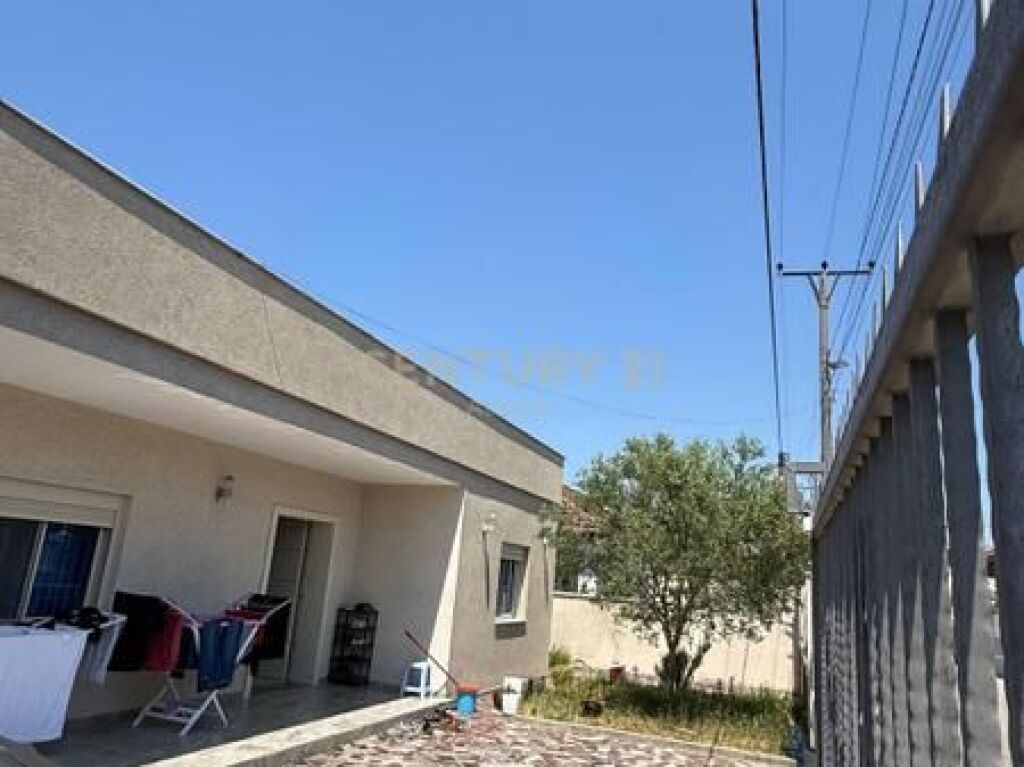 Shitet Shtëpi Private në 4 Rruget e Shijakut, Durrës !
