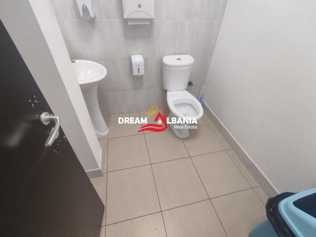 Jepet ambient biznesi me qera ne zonen e Bllokut prane Stadiumit Selman Stermasi (ID 42611544)