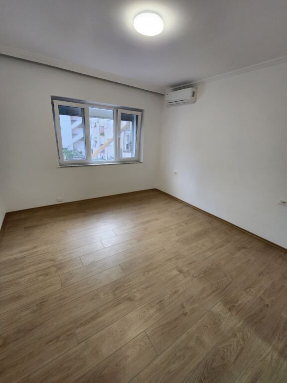 ZYRË ME Qira 90m2( kati 2) 📍Qendër/ Përballë Toptanit | 3 Ambjente pune | 100 % E Re 🔥 95.000 Lekë/Muaj