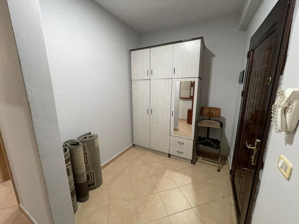 Qera, Apartament 2+1 + Depo , Komuna e Parisit, Tirane.