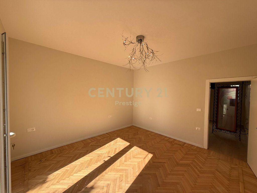OFFICE SPACE FOR RENT, NEAR THE CENTER AT THE NEW MARKET ABOVE NEPTUN, TIRANA!