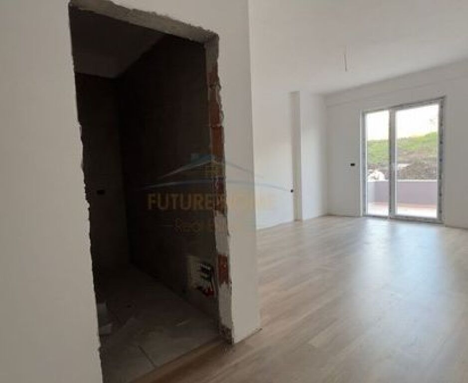 Shitet Apartament 2+1+2+Verandë, Paskuqan