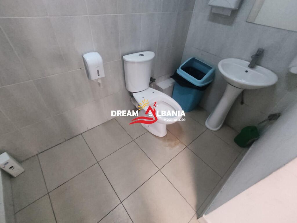 Jepet ambient biznesi me qera ne zonen e Bllokut prane Stadiumit Selman Stermasi (ID 42611544)