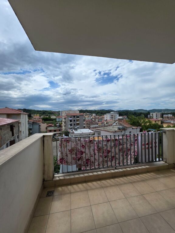 Jepet me qera apartament 2+1 te komplesi Ana ne Qytet Studenti!
