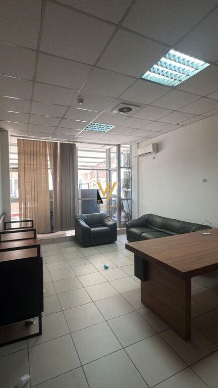 LOCALE COMMERCIALE DI 500 M2 IN AFFITTO A BLLOK 7.000 EURO
