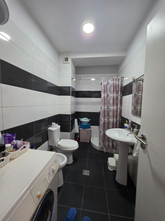 Jepet me qera apartament 2+1 te komplesi Ana ne Qytet Studenti!