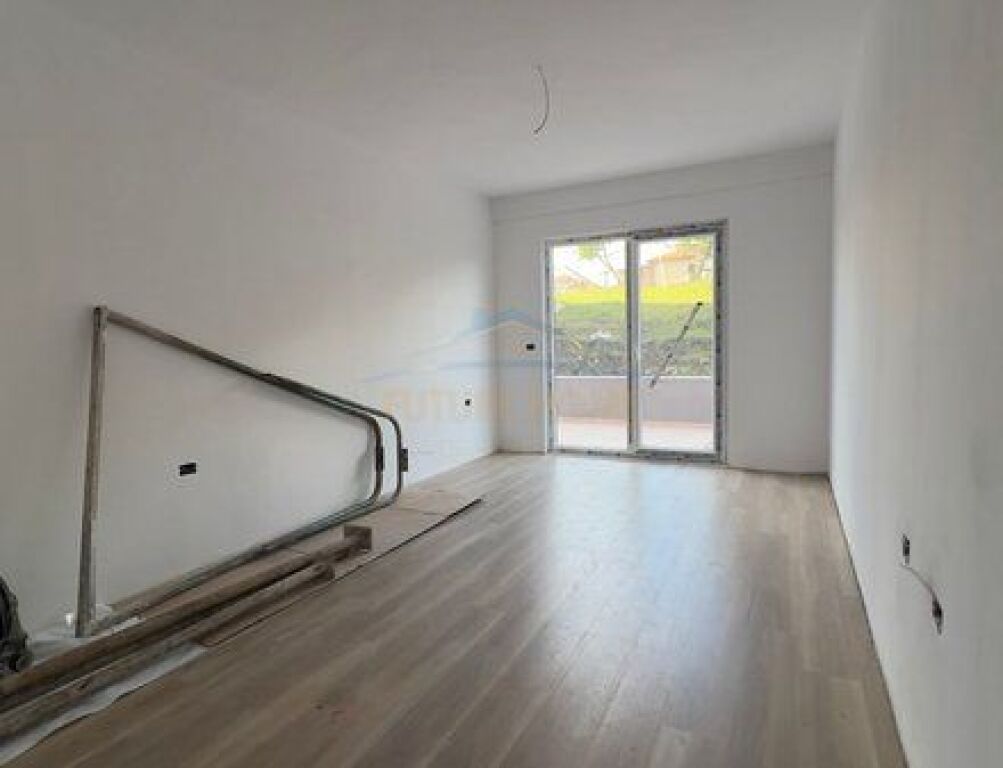 Shitet Apartament 2+1+2+Verandë, Paskuqan