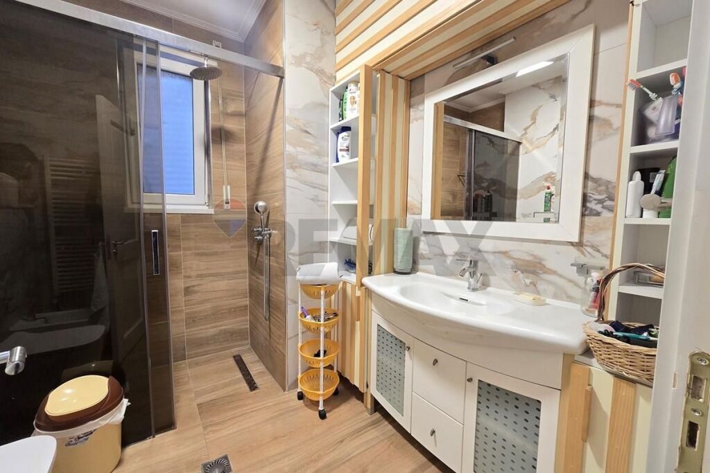Apartament 3+1+2 per qira te Shallvaret