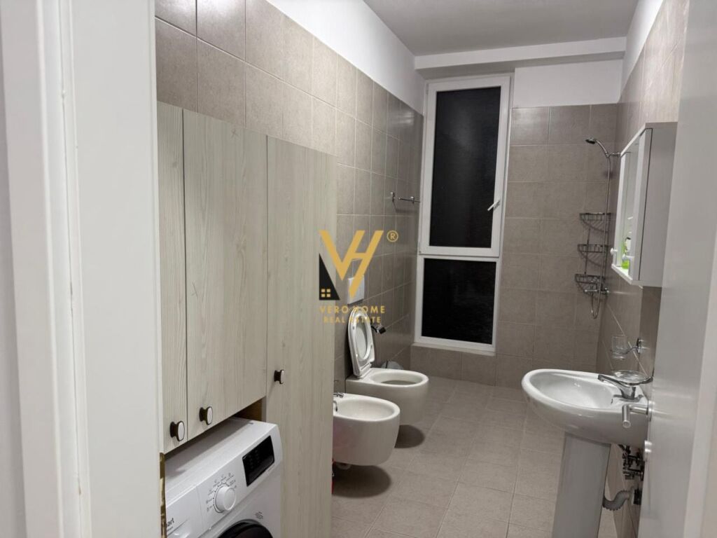JEPET APARTAMENT 3+1+2 ME QERA TEK USLUGA, STACIONI I TRENIT 100.000 LEKE