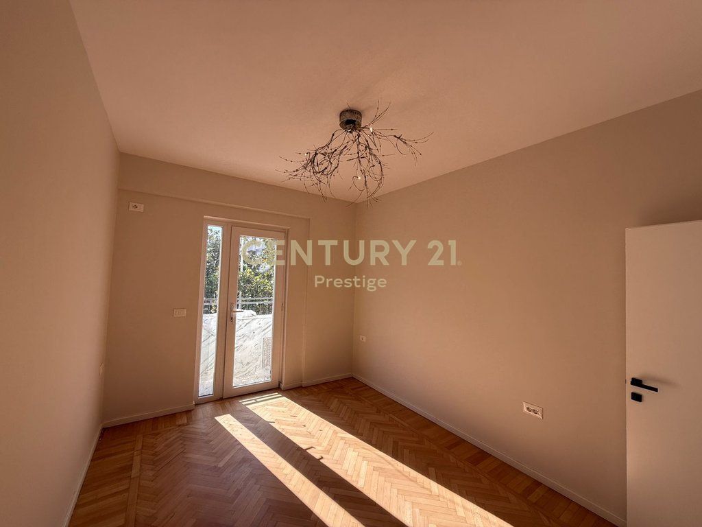 OFFICE SPACE FOR RENT, NEAR THE CENTER AT THE NEW MARKET ABOVE NEPTUN, TIRANA!