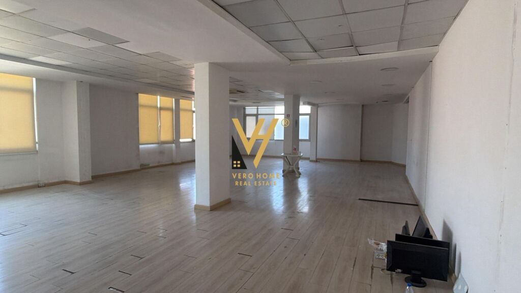 LOCALE COMMERCIALE 330 M2 IN AFFITTO A BLLOK 4.500 EURO