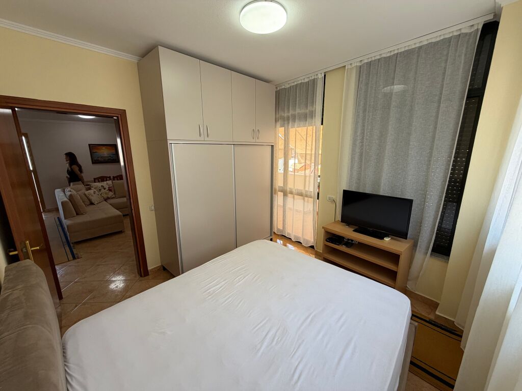 🏡 Jepet me qera apartament 2+1+2 📍 Rruga e Dibrës, pranë Kompleksit “Halili”  ✨ Ndodhet e 5-të të një ndërtimi të ri me ashensor 🛋️ Totalisht i mobiluar dhe i investuar për një jetesë komode  💰 Çmimi: 80.000 lekë/muaj 📞 Për më shumë informacion kontaktoni në privat.