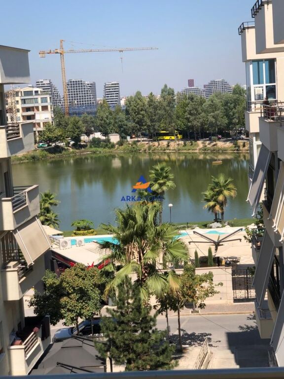 JEPET APARTAMENT ME QERA 3+1+VERANDË "PRANË RADISSONIT, LIQENI I THATË" 800 EURO