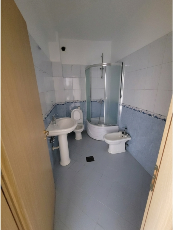 Shitet Apartament 2+1+2 me 2 Ballkone pranë Radisson Hotel – Liqeni i Thatë