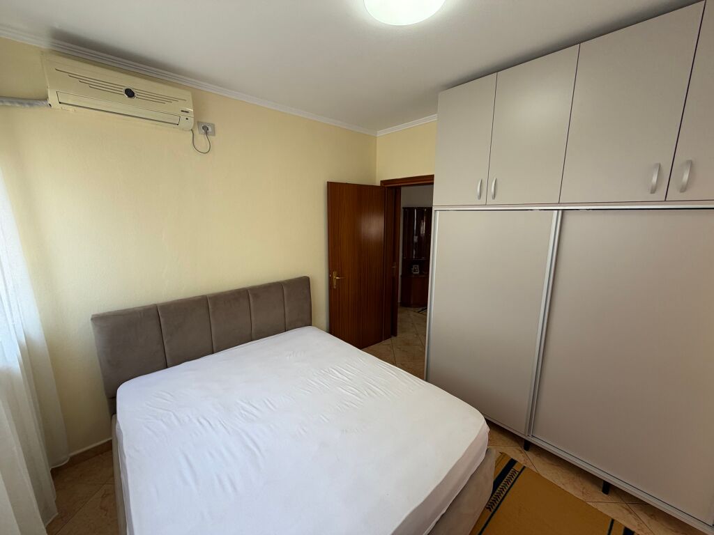 🏡 Jepet me qera apartament 2+1+2 📍 Rruga e Dibrës, pranë Kompleksit “Halili”  ✨ Ndodhet e 5-të të një ndërtimi të ri me ashensor 🛋️ Totalisht i mobiluar dhe i investuar për një jetesë komode  💰 Çmimi: 80.000 lekë/muaj 📞 Për më shumë informacion kontaktoni në privat.